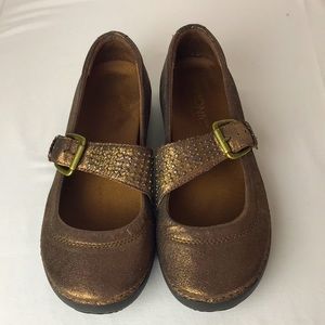 Vionic gold flat ballet shoes Sz 8.5